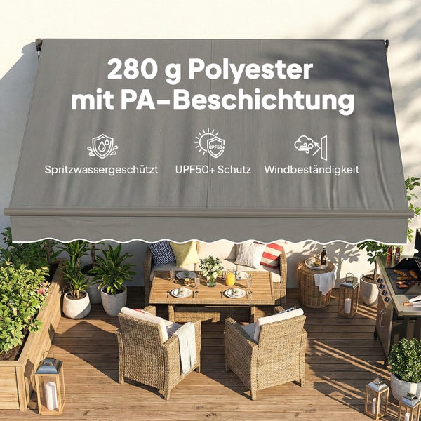 Graue Markise aus 280 g Polyester auf einer Terrasse mit Rattanmöbeln und Grill. Spritzwassergeschützt, UPF 50 plus Schutz und windbeständig.