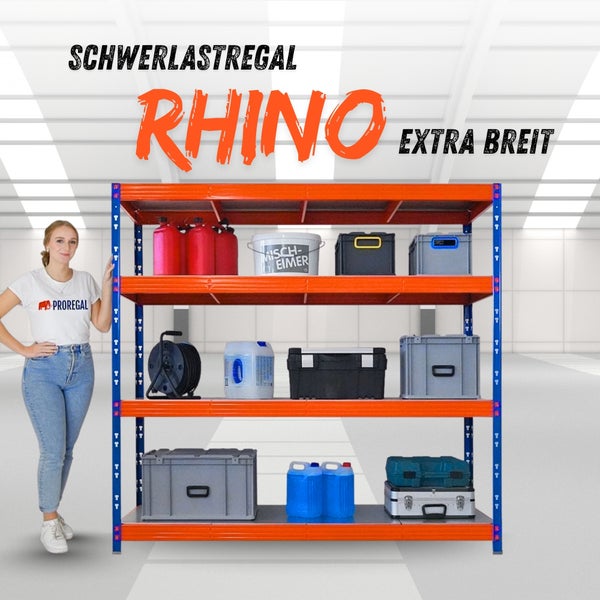 RHINO Schwerlastregal extra breit mit vier Ebenen, beladen mit Boxen und Kanistern, neben einer Person zum Größenvergleich.