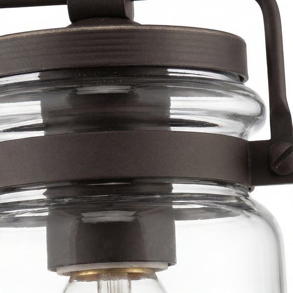 Detailansicht einer Deckenleuchte im Einmachglas-Design