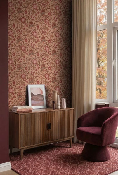 Vliestapete mit floralem Muster aus Blüten, Ranken und Blättern im Vintage-Stil.