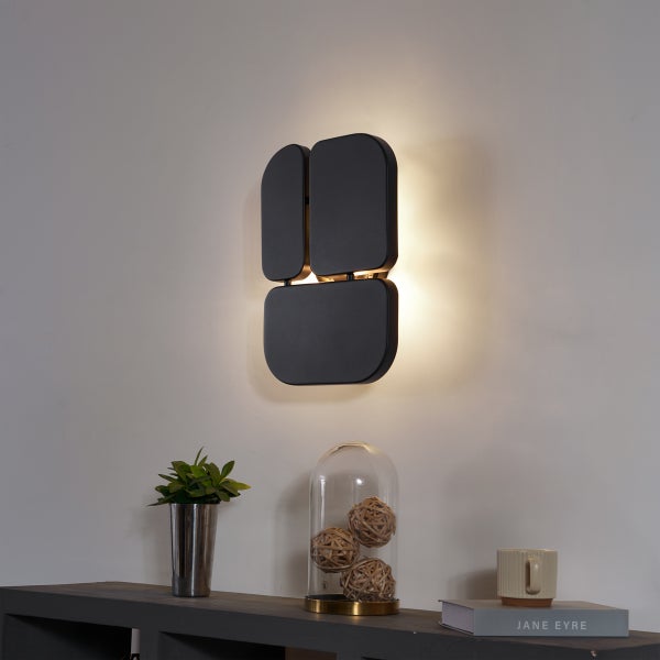 Moderne Wandleuchte mit geometrischem Design beleuchtet einen Raum