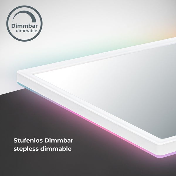 Rechteckiges LED-Panel an einer weißen Decke in einem modernen Raum mit grauen Wandpaneelen in Holzoptik und RGB-Hintergrundbeleuchtung.