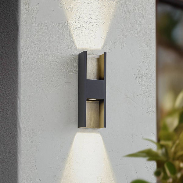 Schwarze Wandleuchte mit goldener Innenseite und Up-and-Down-Lichteffekt.