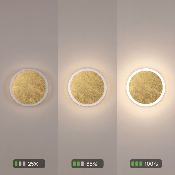 Runde LED Wandleuchte mit goldener Struktur und weißem Rand in drei Dimmstufen: 25 Prozent, 65 Prozent und 100 Prozent.