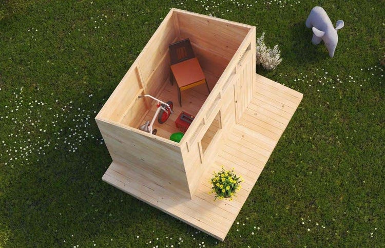 Holzspielhaus für Kinder im Garten auf einer Rasenfläche, Draufsicht ohne Dach, Innenraum mit Stuhl und Spielzeug.