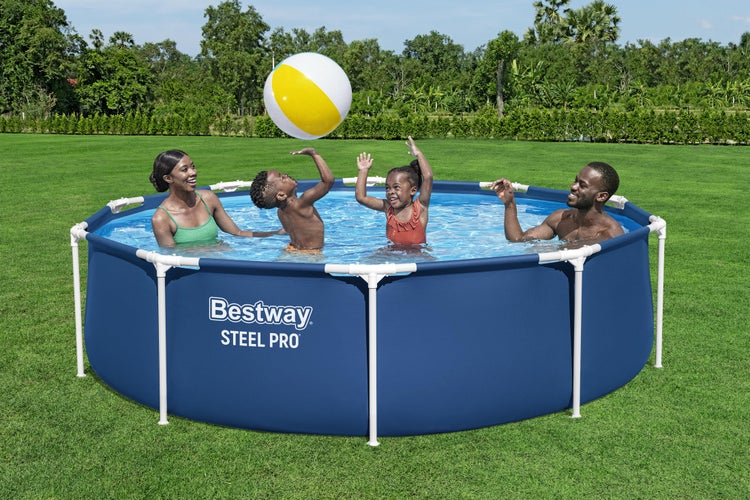 Familie mit zwei Kindern spielt mit einem Wasserball in einem runden Bestway Steel Pro Frame Pool auf einer Rasenfläche.