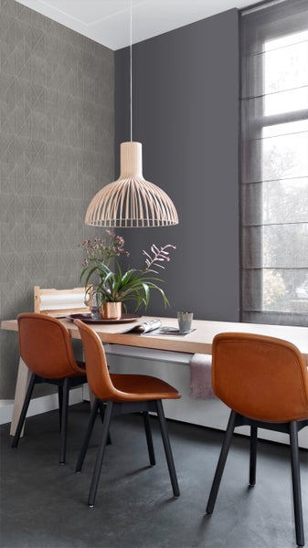 Esszimmer mit Esstisch, Stühlen und Pendelleuchte in hellem Holz