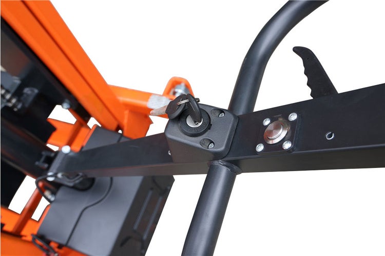 Detailansicht eines Gerätes mit Zündschloss und Schlüssel