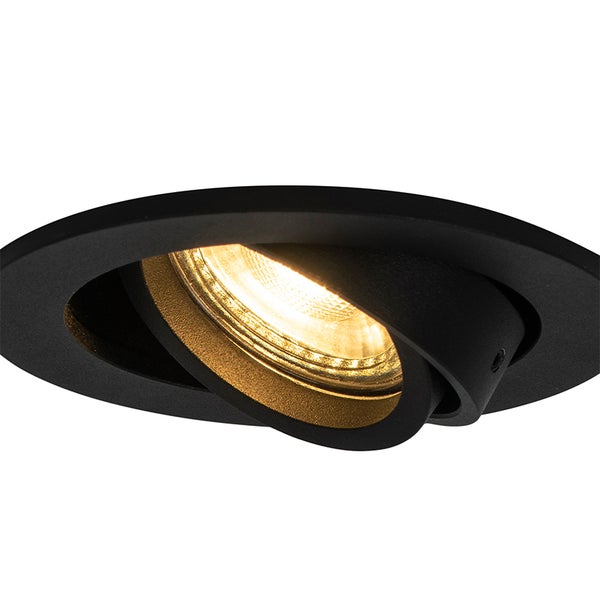 Schwenkbarer Einbaustrahler in Schwarz mit warmweißem Licht.