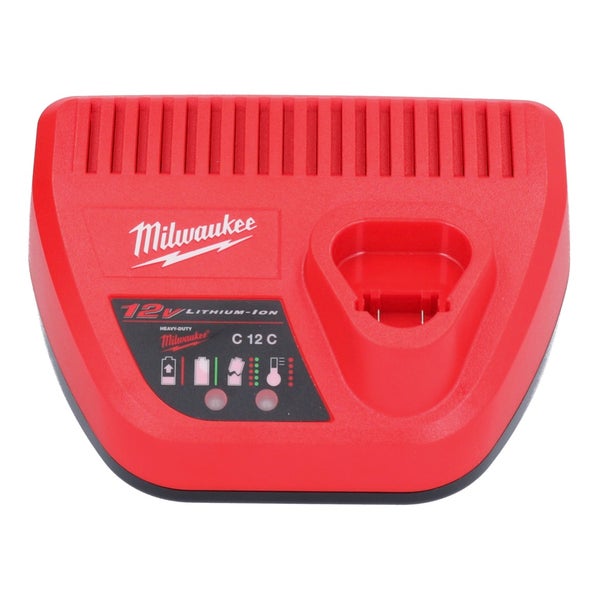 Milwaukee Logo, Lithium-Ionen Akku-Ladegerät mit 12 Volt Kapazität, Ladestatusanzeigen für Akkustand und Temperatur.