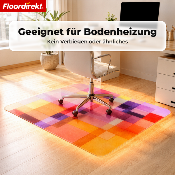 Bodenschutzmatte mit buntem geometrischem Muster unter einem Bürostuhl, geeignet für Fußbodenheizung. Floordirekt Logo.