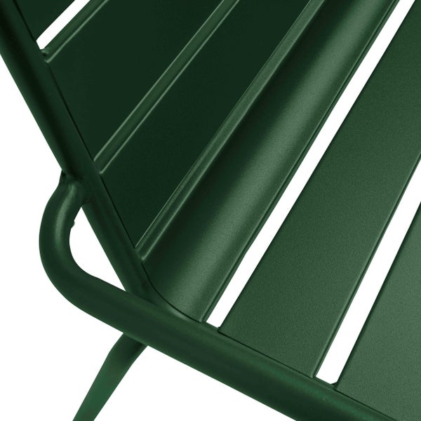 Detailansicht eines grünen Gartenstuhls aus Metall mit Latten und Rundrohrrahmen.