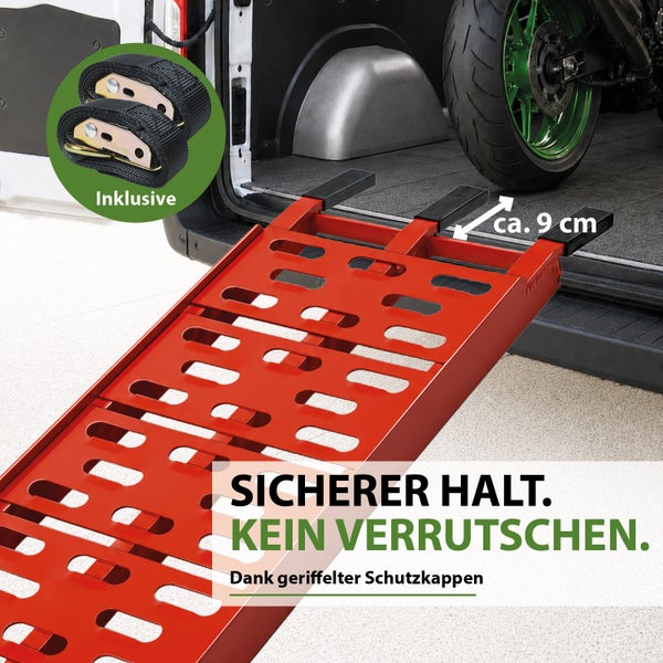Auffahrrampe aus Metall mit rutschfesten Gummikappen und Spanngurten zum Verladen eines Motorrads in einen Transporter.