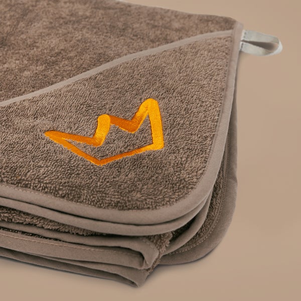 Gestapeltes Gästehandtuch mit Kronen-Stickerei