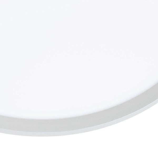 Detail einer runden Deckenleuchte mit silbernem strukturiertem Rahmen und weißem Diffusor.