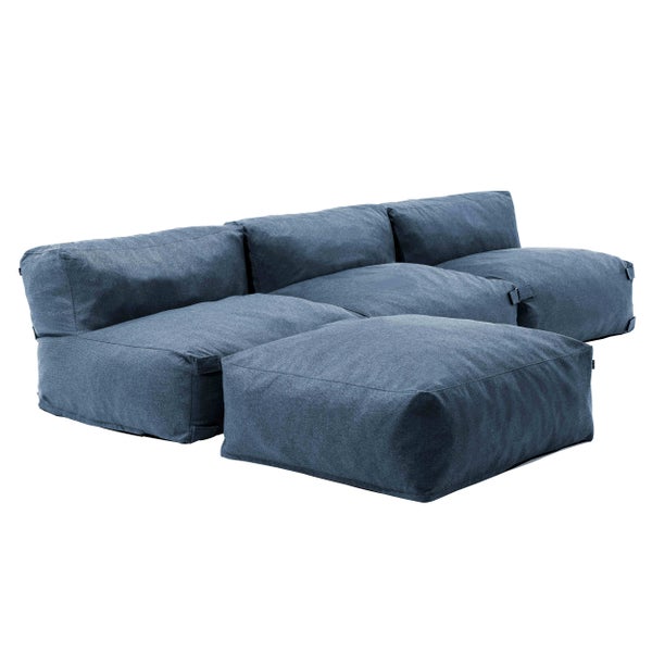 Modulares Loungesofa aus blauem Textilgewebe bestehend aus mehreren Sitz- und Rückenelementen.