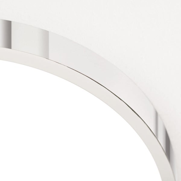 Detailaufnahme eines Spiegels mit silbernem Rahmen