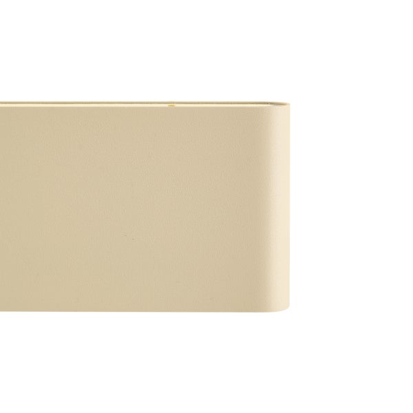 Detailaufnahme einer beigefarbenen Wandleuchte mit abgerundeten Kanten und feiner Struktur.