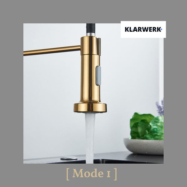Klarwerk Logo, goldfarbene Küchenarmatur mit einem Wasserstrahl im Modus 1.