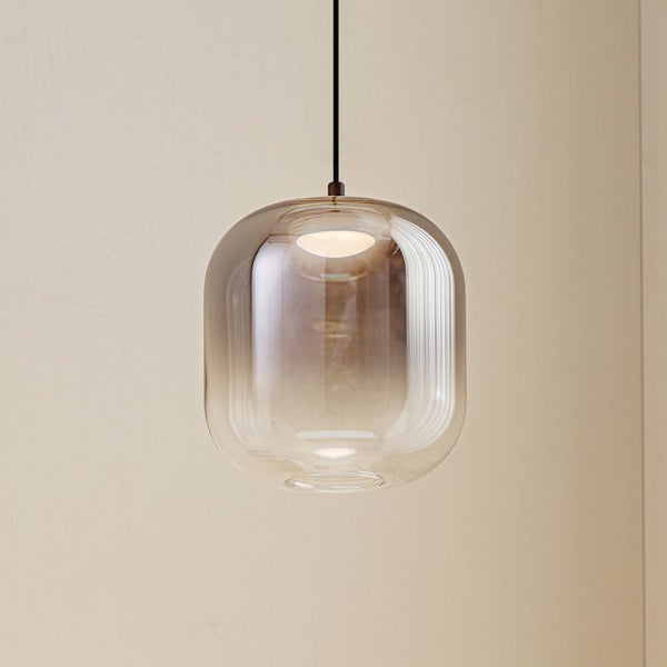 Pendelleuchte mit abgerundetem Glasschirm in Verlaufsoptik und schwarzem Kabel.