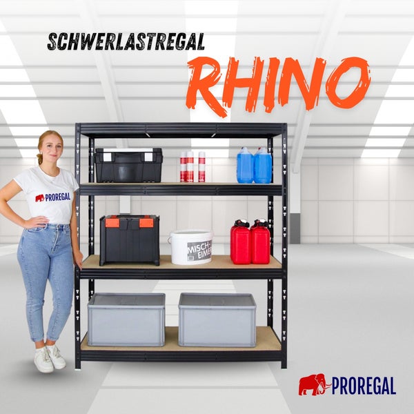 Schwarzes Schwerlastregal Rhino von Proregal mit vier Fachböden, beladen mit Werkzeugkoffern, Kanistern und Boxen, neben einer Frau.