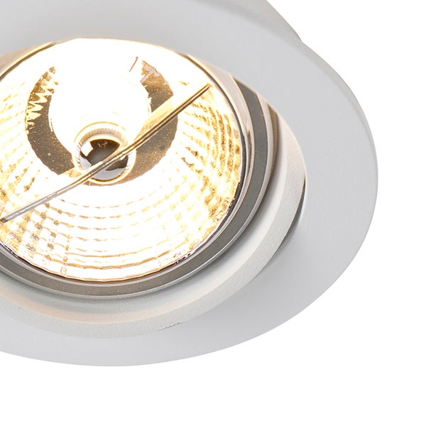 Runder LED Einbaustrahler in Weiß mit eingeschalteter warmweißer Lichtquelle und strukturiertem Reflektor.