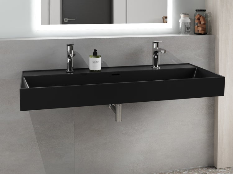 Modernes Badezimmer mit schwarzem Doppelwaschtisch, Armaturen und Spiegel