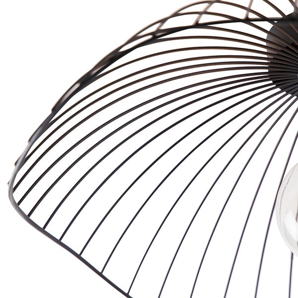 Detailansicht einer schwarzen Drahtleuchte