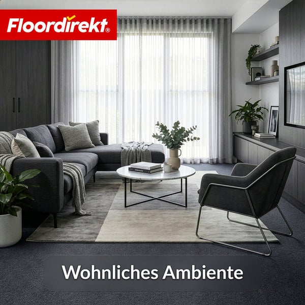 Wohnzimmer mit Sofa, Sessel, Teppich und Fenster für eine gemütliche Atmosphäre