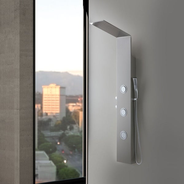 Duschpaneel mit Handbrause und Massagedüsen neben einem Fenster