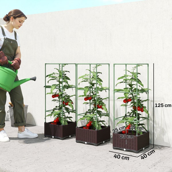 Eine Frau gießt Tomatenpflanzen in drei Hochbeeten mit Rankhilfe, Maße 40 mal 40 Zentimeter, Höhe 125 Zentimeter, Innentiefe 23 Zentimeter.