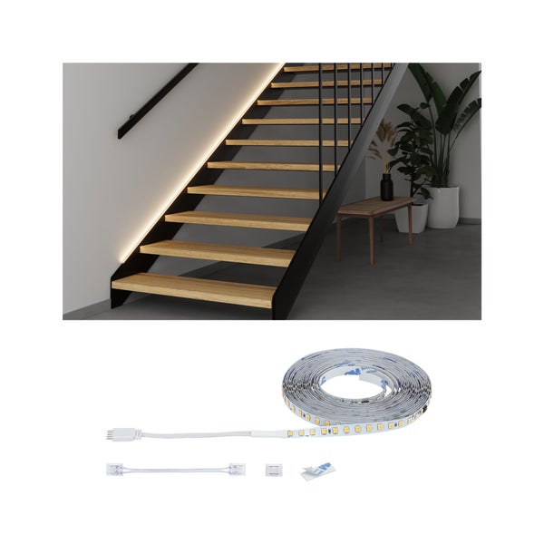 Beleuchtete Treppe mit LED-Streifen zur Treppenbeleuchtung und Zubehör.