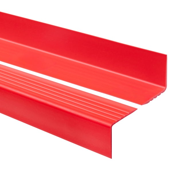 Rotes winkelförmiges Treppenkantenprofil aus Kunststoff mit gerippter Oberfläche.