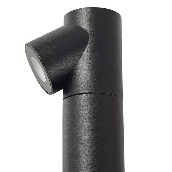 Moderne schwarze Außen-Pollerleuchte mit zylindrischem Körper und angewinkeltem Strahlerkopf.