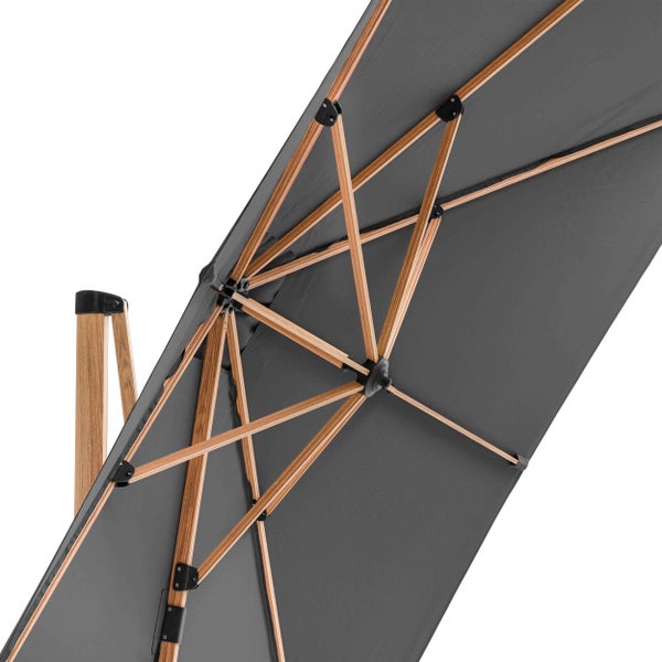 Detailansicht der Unterseite eines Ampelschirms mit Holzgestell und grauem Stoffbezug.