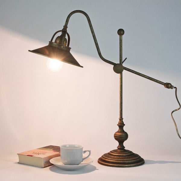 Tischleuchte im Retro-Stil mit Buch und Teetasse