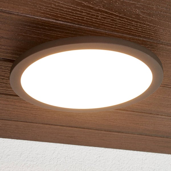 Runde LED-Deckenleuchte flach an einer Holzdecke montiert mit warmweißem Licht.