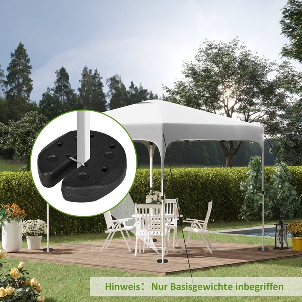 Detailansicht schwarzer Basisgewichte für einen weißen Pavillon auf einer Holzterrasse in einem hellen Garten mit Gartenmöbeln.