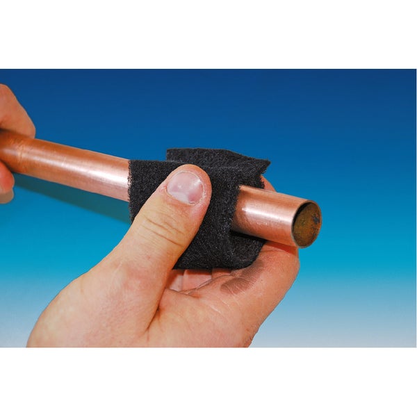 Fünf rechteckige Schleifvlies-Pads in Dunkelgrau mit grober Faserstruktur für Reinigungs- und Schleifarbeiten.