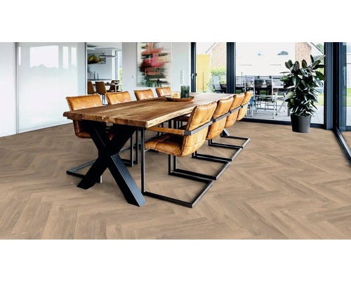 Eine Person verwendet ein Multifunktionswerkzeug, um ein Rohr zu schneiden.