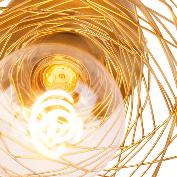 Detailansicht einer Pendelleuchte mit spiralförmiger Glühbirne und goldfarbenem Drahtgestell.