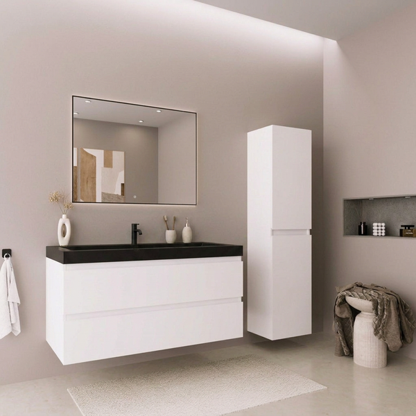 Modernes Badezimmerset mit weißem Waschbeckenunterschrank, Hochschrank, schwarzem Waschbecken mit Armatur und rechteckigem Wandspiegel in einem Raum.