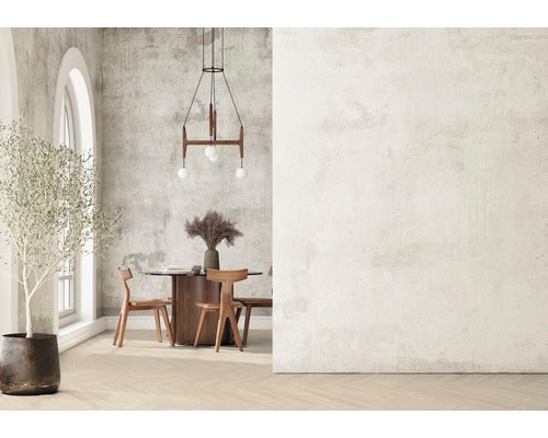 Heller Raum mit Esstisch, Stühlen, Pflanze und Pendelleuchte