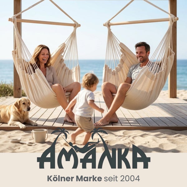 Helle Strandszene mit Mann und Frau in cremefarbenen Hängesesseln auf einer Holzterrasse mit Kind und Hund. Amanka Logo.