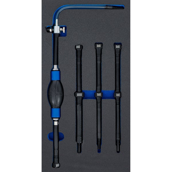 Kraftstoffabsaugpumpe mit Zubehör im Werkzeugkasten