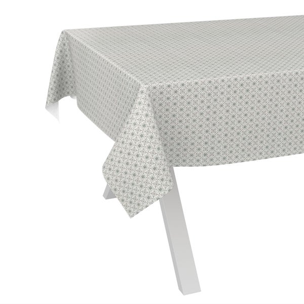 Rechteckige Tischdecke mit feinem geometrischem Muster, drapiert über die Ecke eines Tisches.