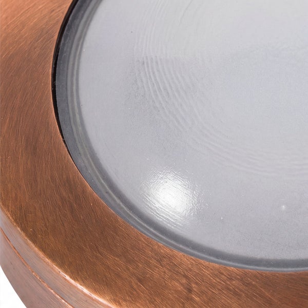 Detailaufnahme einer runden Leuchte mit gebürstetem Metallrahmen und mattem Glasdiffusor.