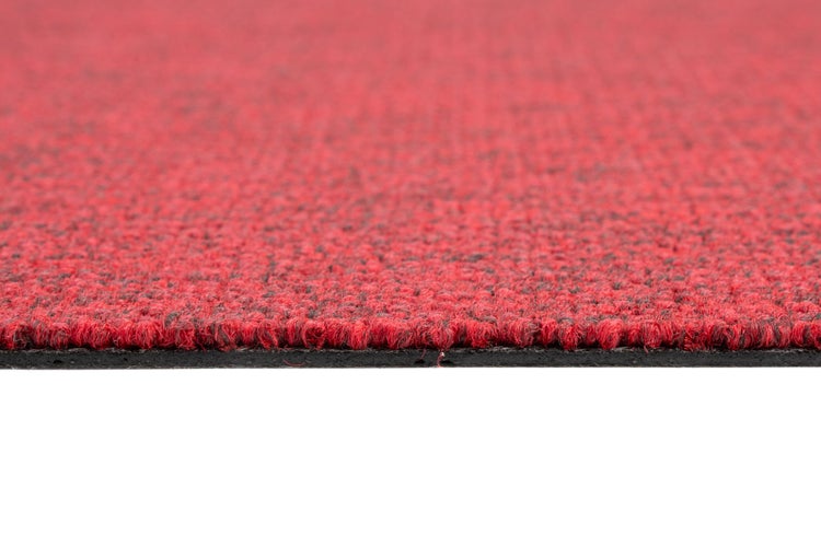 Strukturierter roter Teppich mit schwarzen Akzenten und schwarzer Rückseite.
