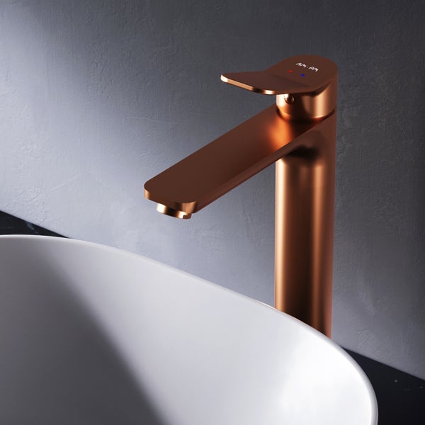 Moderne kupferfarbene Waschtischarmatur von AM.PM über einem weißen Waschbecken für das Badezimmer.