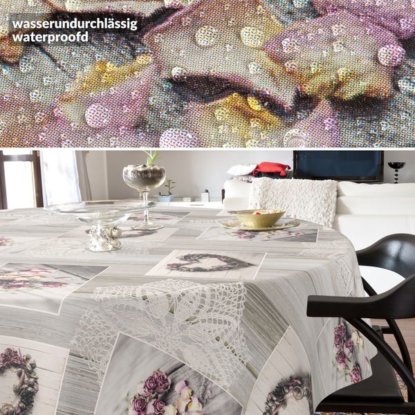 Wasserundurchlässige runde Tischdecke mit Holzoptik, Blumenmotiven und Spitzendetails auf einem Tisch im Wohnzimmer.